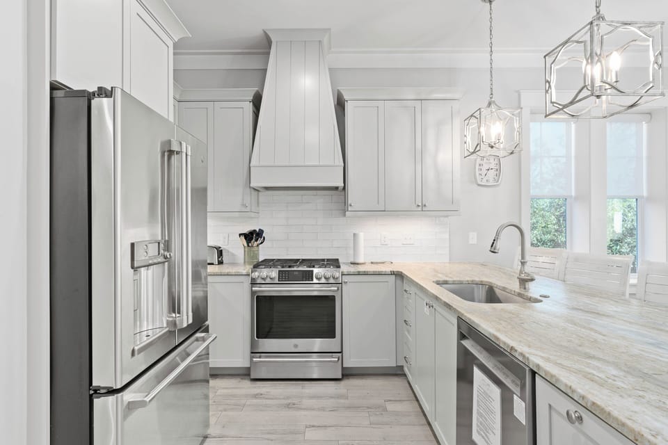 Full kitchen.