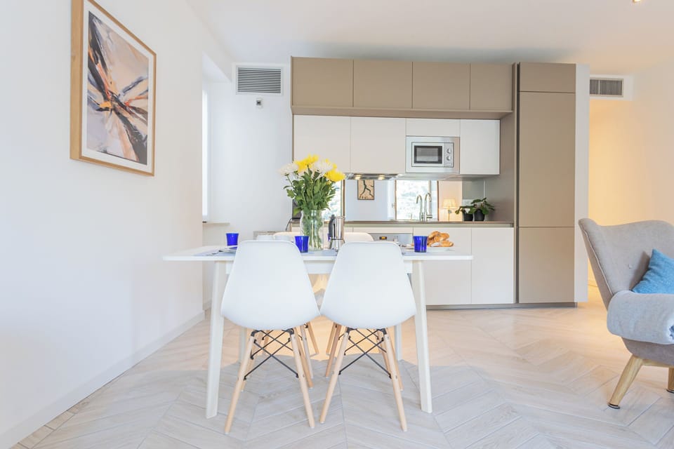 Apartment, 2 Bedrooms (2 Bedrooms) | Living area | 32-inch TV with cable channels