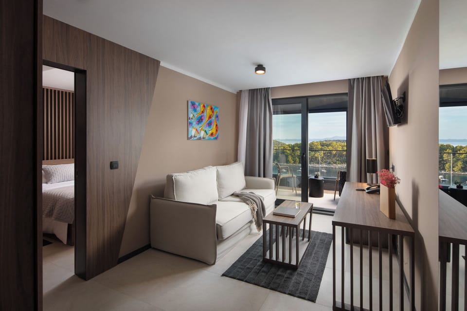 Minibar, desk, soundproofing, free WiFi