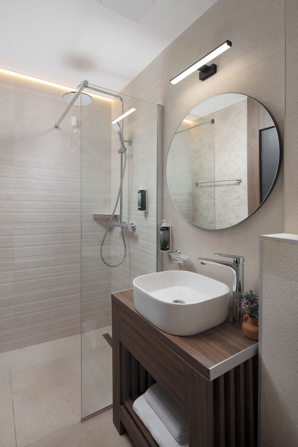 Premium suite with balcony | Bathroom | Shower, free toiletries, hair dryer, slippers