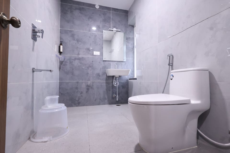 Standard Single Room | Bathroom | Shower, towels