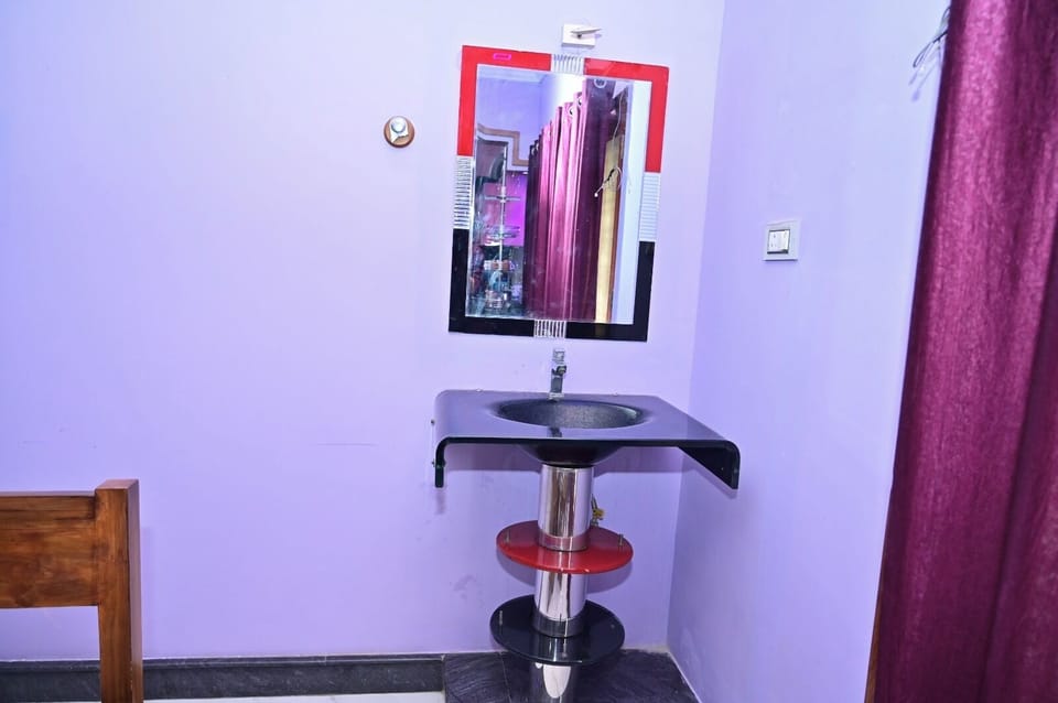 Deluxe Room | Bathroom | Shower, hair dryer, towels, soap