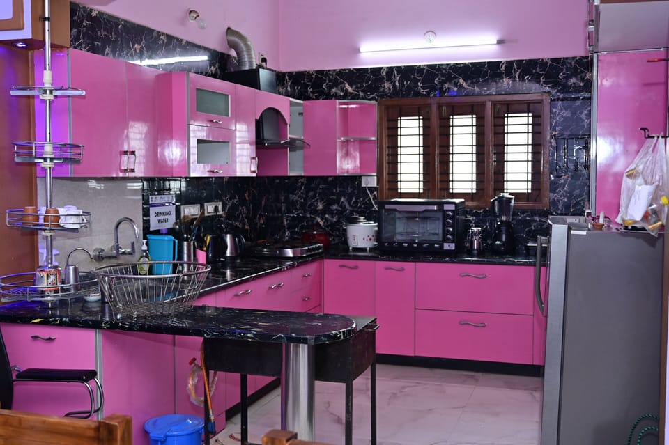 Standard Single Room | Private kitchen | Fridge, microwave, oven, stovetop