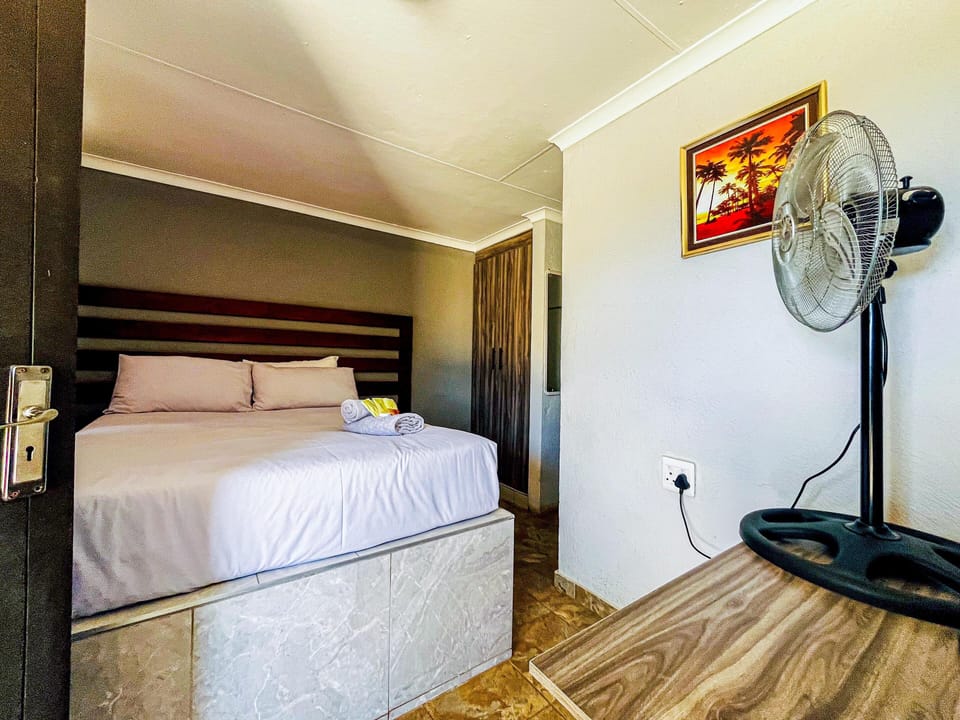 Deluxe Double Room | Desk, soundproofing, WiFi (free)