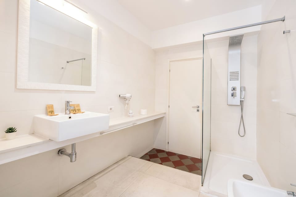 Deluxe Double Room | Bathroom | Shower, hair dryer, bidet, towels
