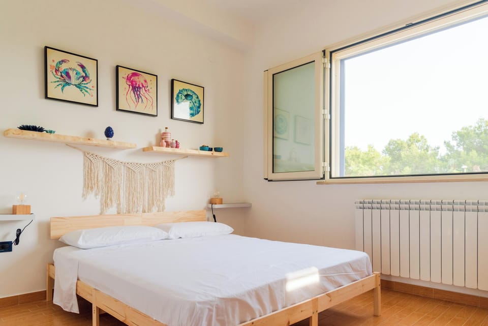 Room, 1 Queen Bed, Vineyard View, Beachside | Minibar, free WiFi