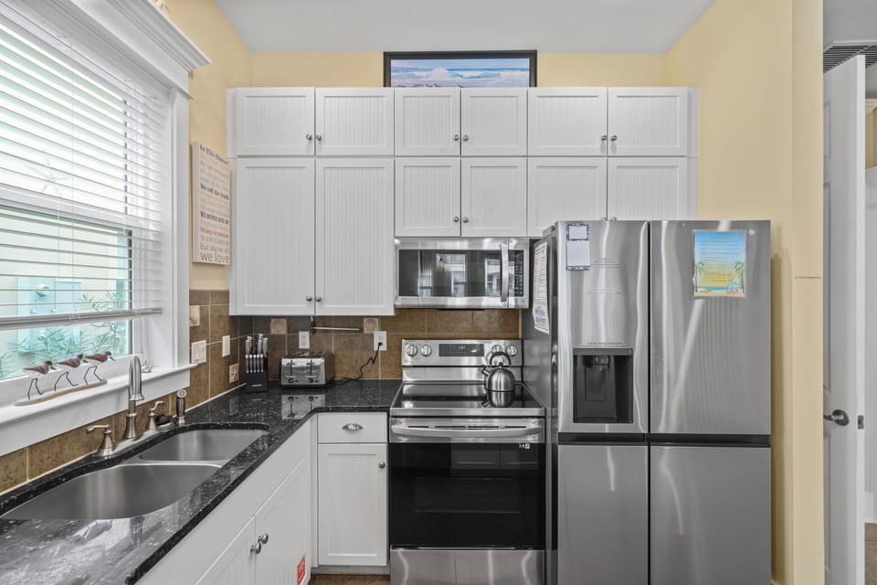 Toaster, coffee maker, tea kettle and knife block provided for guest use