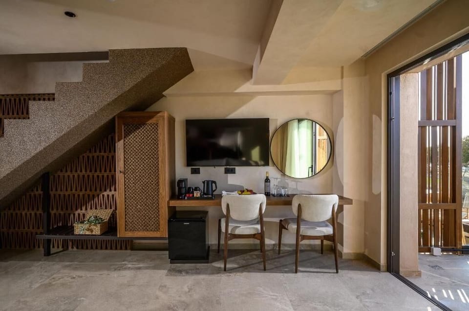 Suite Maisonette | In-room safe, desk, laptop workspace, blackout drapes