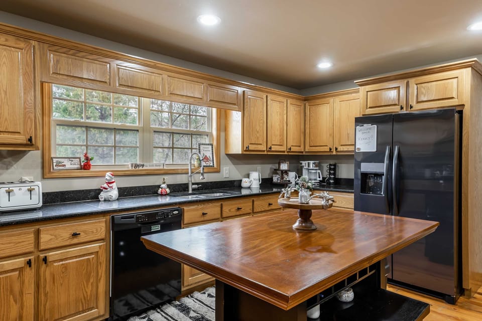High Peak Hideaway_Fully Equipped Kitchen__Enchanted Mountain Re