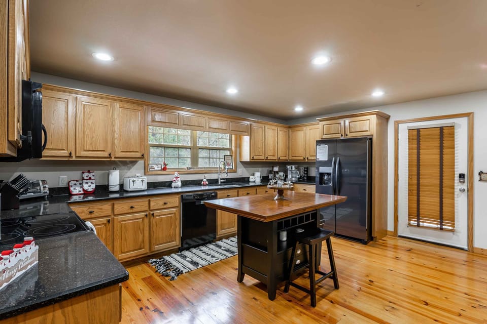 High Peak Hideaway_Fully Equipped Kitchen__Enchanted Mountain Re