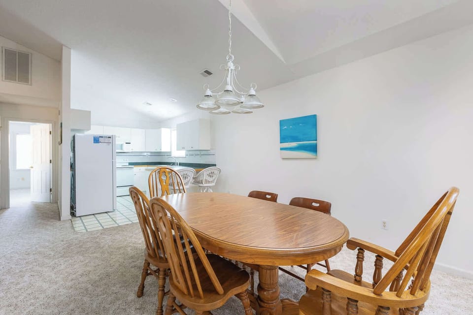 Bright and spacious dining area with natural light (seats 6 people)