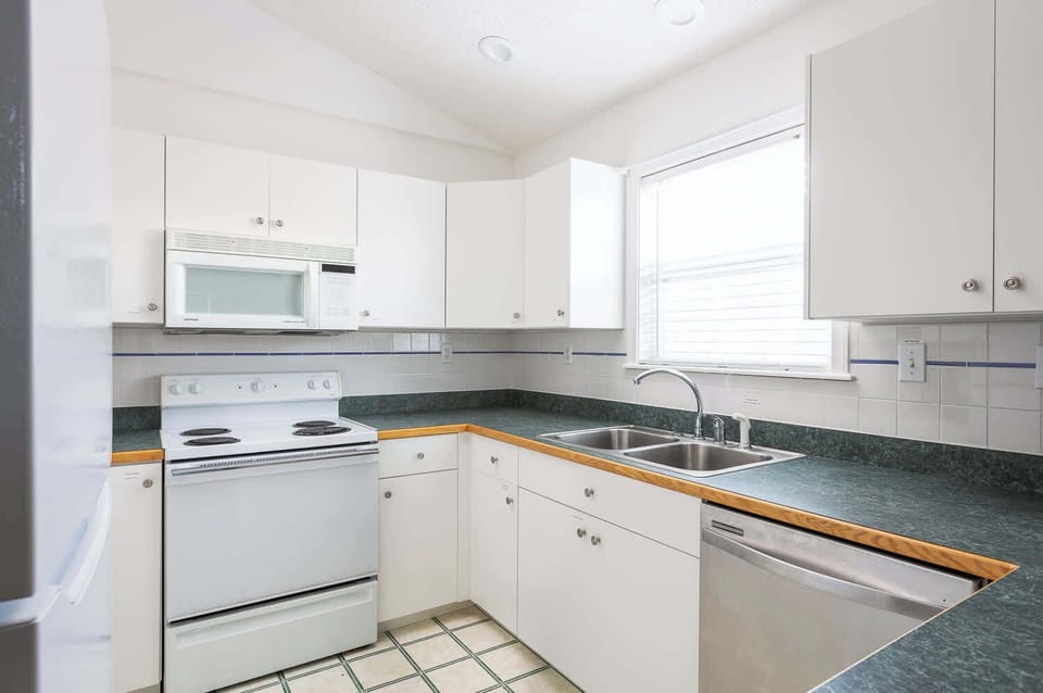 Fully-Equipped Kitchen w/ Cooking Utensils, Electric Oven, Microwave, Stove, Keurig & Drip, and other Appliances