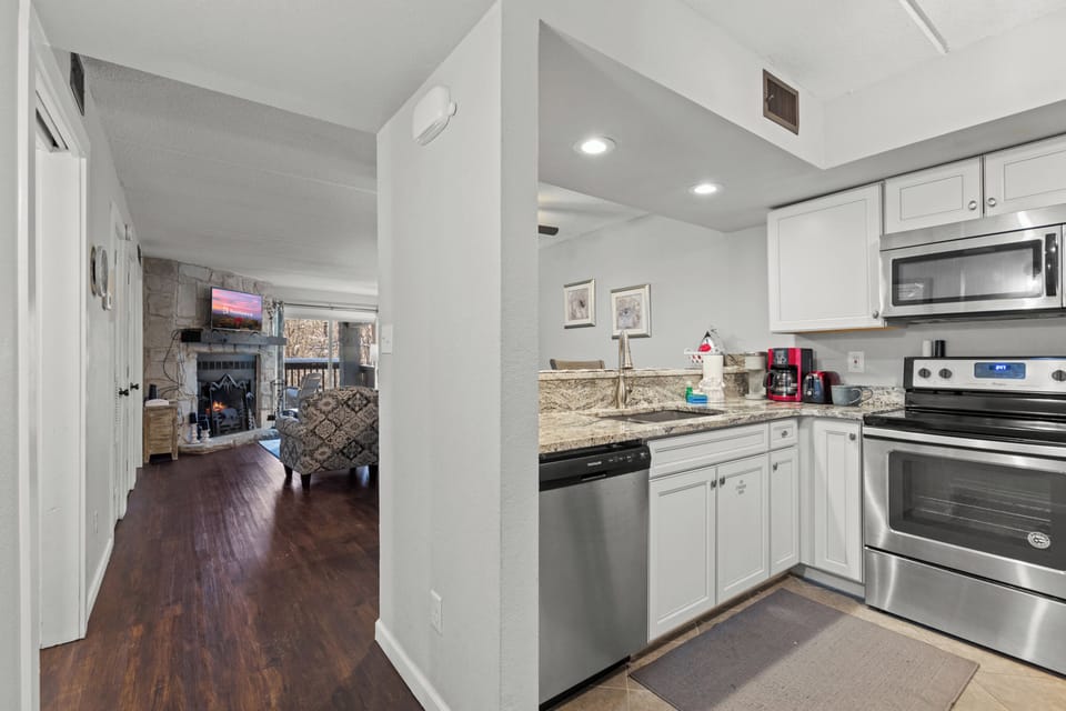 Signature Condo, 2 Bedrooms, Fireplace, Mountainside | Private kitchen | Fridge, microwave, oven, stovetop