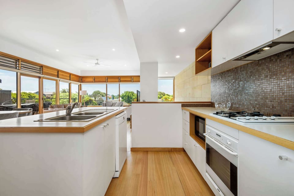 Fully-equipped kitchen with fridge, dishwasher, oven, stove, coffee machine, toaster, kettle and more!