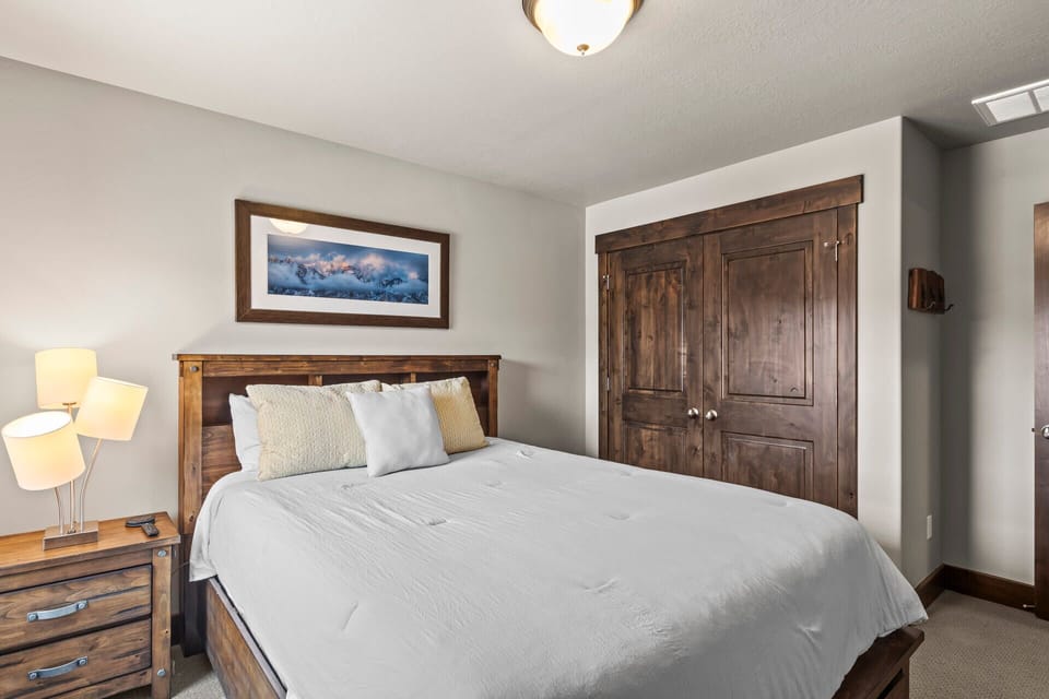 Retreat 13548: Upstairs Queen bedroom