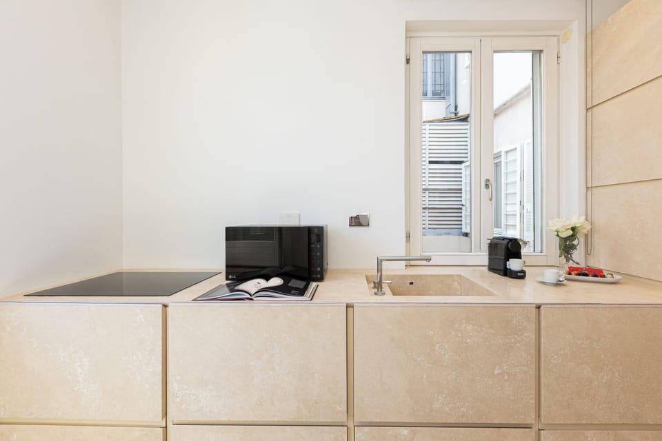 Full-size fridge, microwave, oven, stovetop
