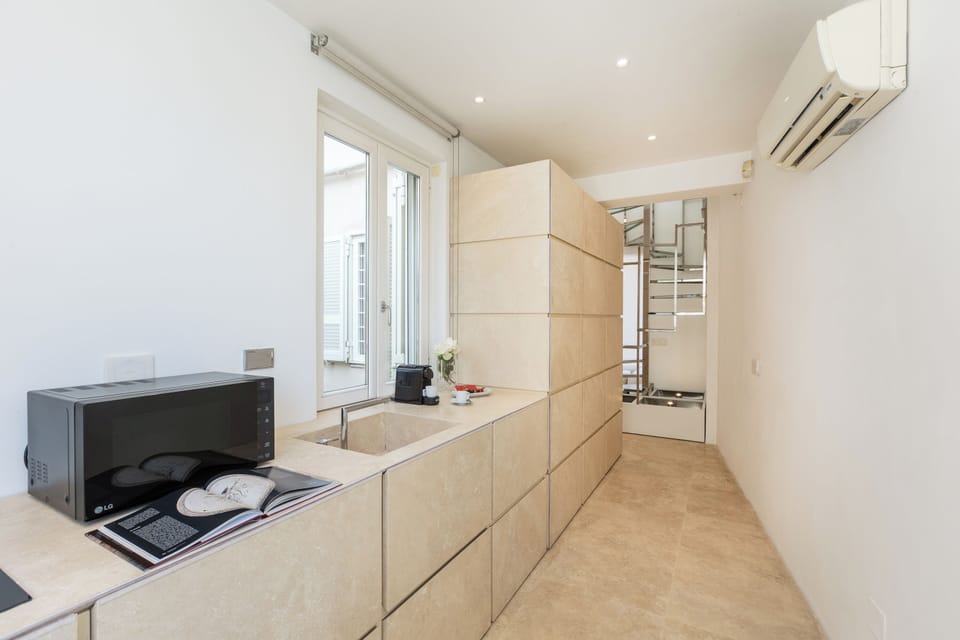 Full-size fridge, microwave, oven, stovetop