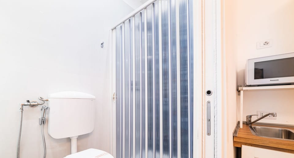 Deluxe Triple Room | Bathroom | Hair dryer, bidet, towels, soap