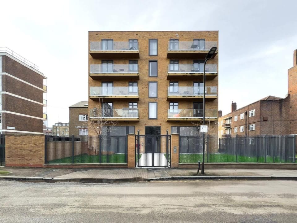 Welcome to your London home. The attractive building exterior offers a warm first impression in a vibrant and well-connected neighbourhood