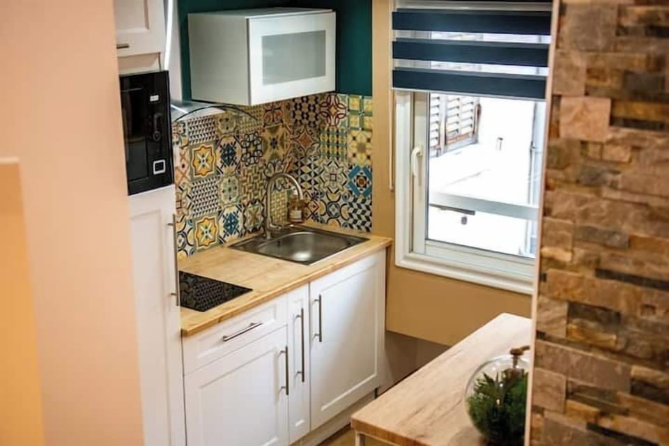 kitchen, microwave, kettle, coffee machine, hotplates (3)