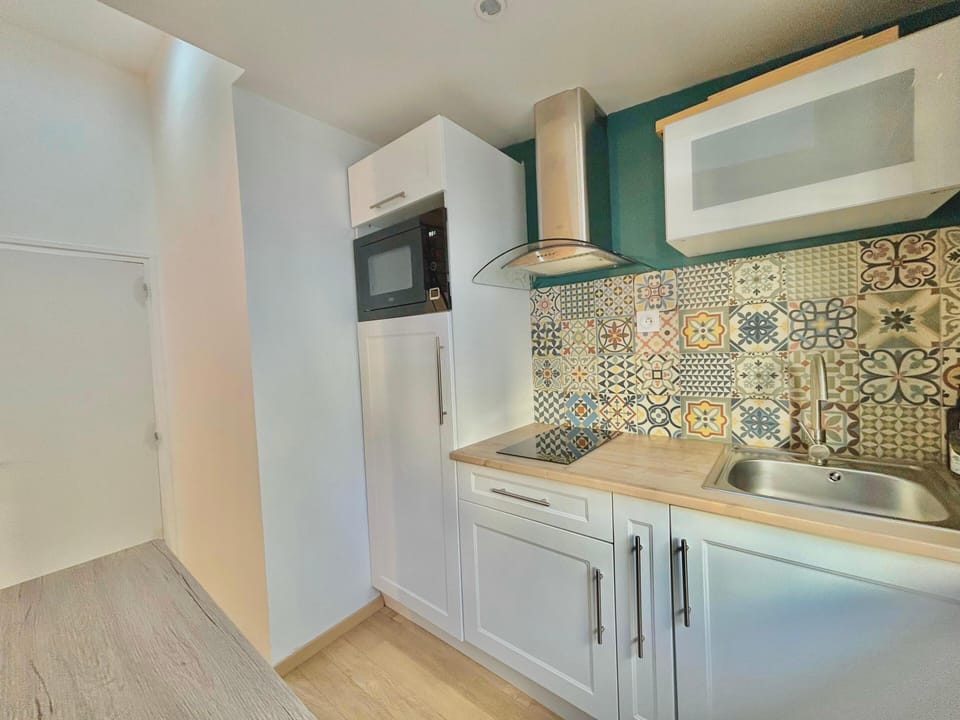 kitchen, microwave, kettle, coffee machine, hotplates (2)