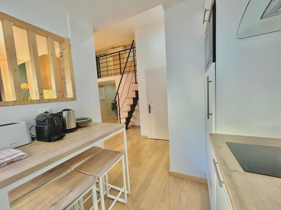 kitchen, microwave, kettle, toaster, coffee machine, hotplates