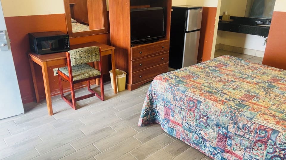 Room, 1 Queen Bed, Non Smoking | Desk, iron/ironing board, free WiFi, bed sheets