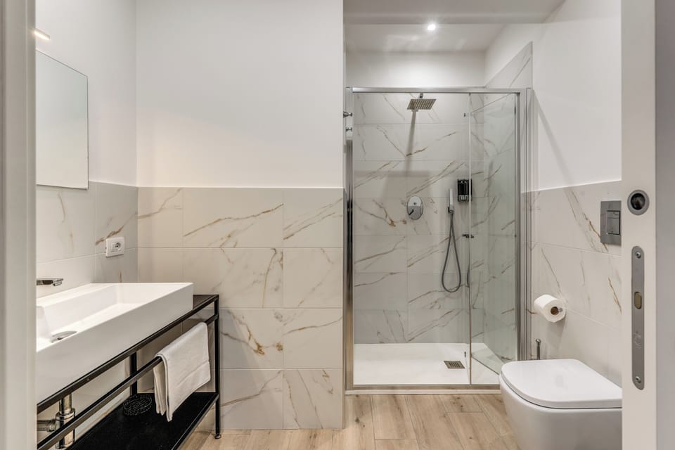 Deluxe Quadruple Room | Bathroom | Shower, hair dryer, bidet, towels
