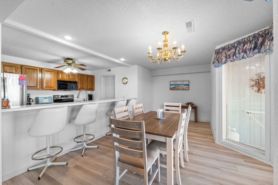 Dining area and breakfast bar
