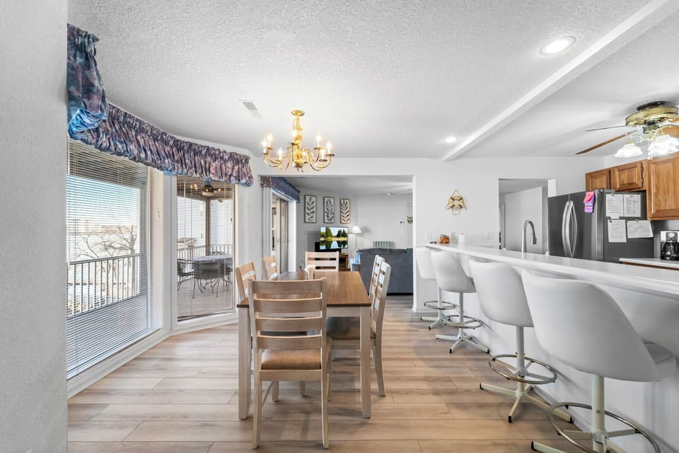Dining area and breakfast bar