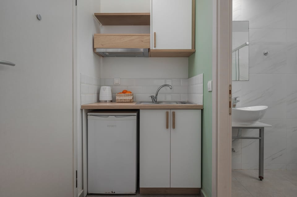 Family Room Sea View Ground Floor | Private kitchen | Mini-fridge, stovetop, cookware/dishes/utensils