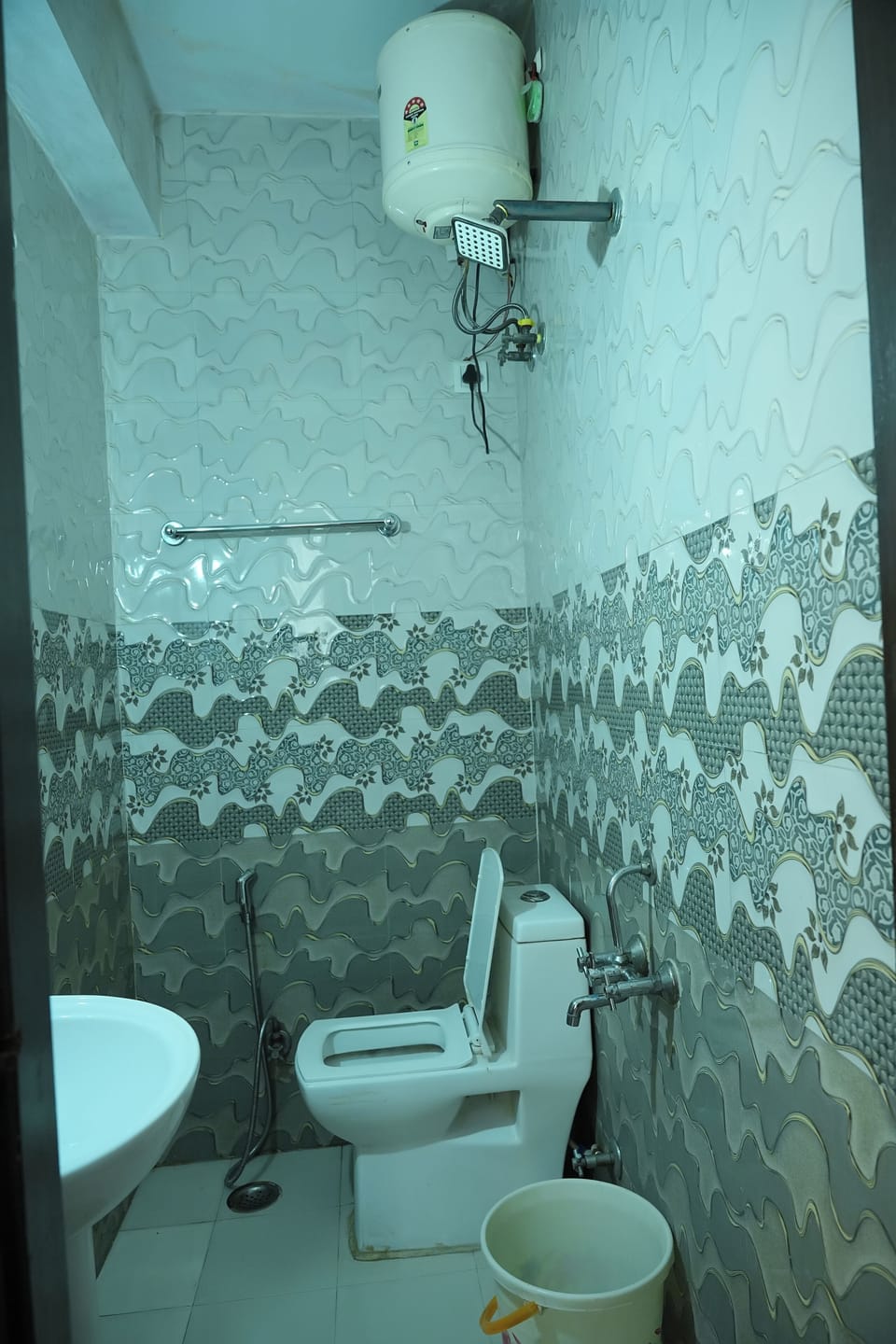 Slippers, soap, shampoo, toilet paper