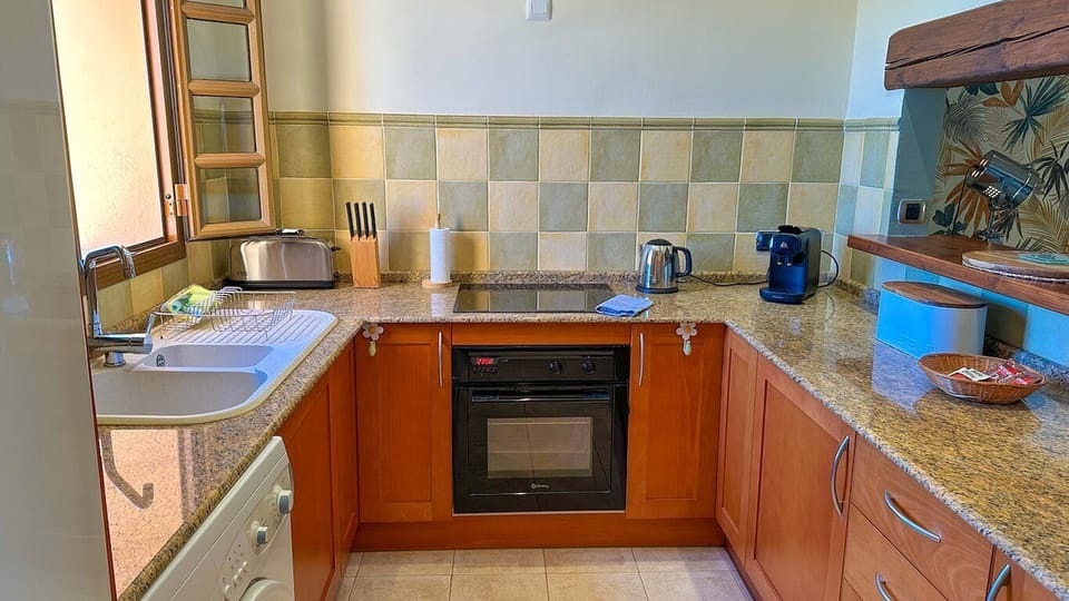Fully equipped including a L'OR coffee machine for your enjoyment.