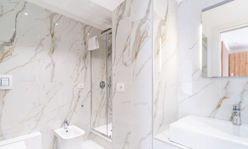 Luxury Double Room, Balcony | Bathroom | Shower, hair dryer, bidet, towels