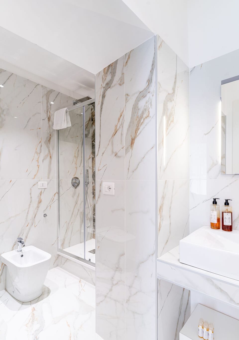 Luxury Double Room, Balcony | Bathroom | Shower, hair dryer, bidet, towels