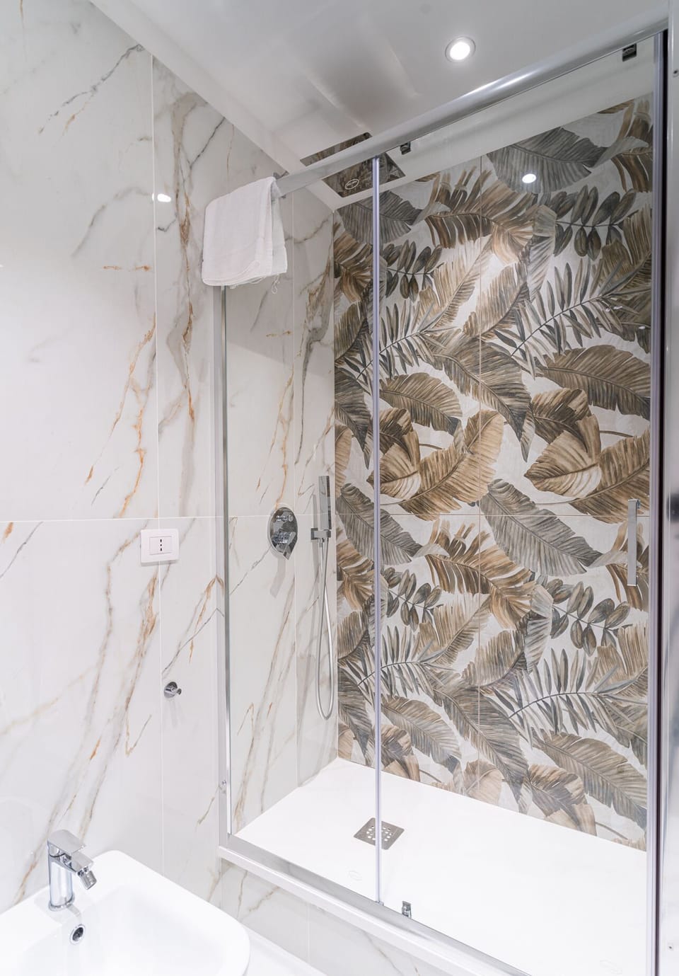 Luxury Double Room, Balcony | Bathroom | Shower, hair dryer, bidet, towels