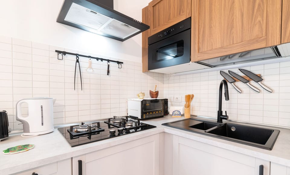 Deluxe Apartment, Balcony, City View | Private kitchen