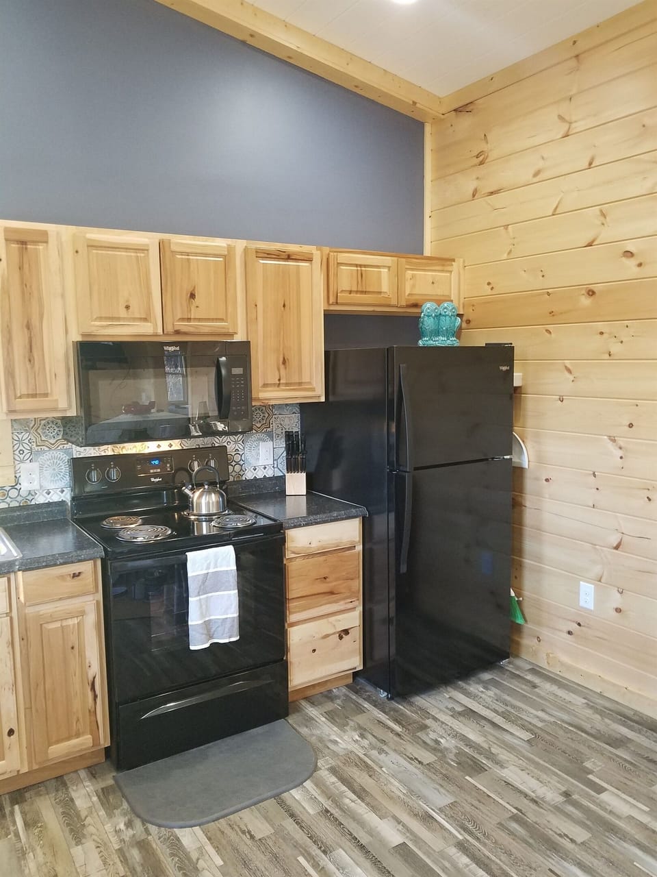 Kitchen, all dishes and utensils included.