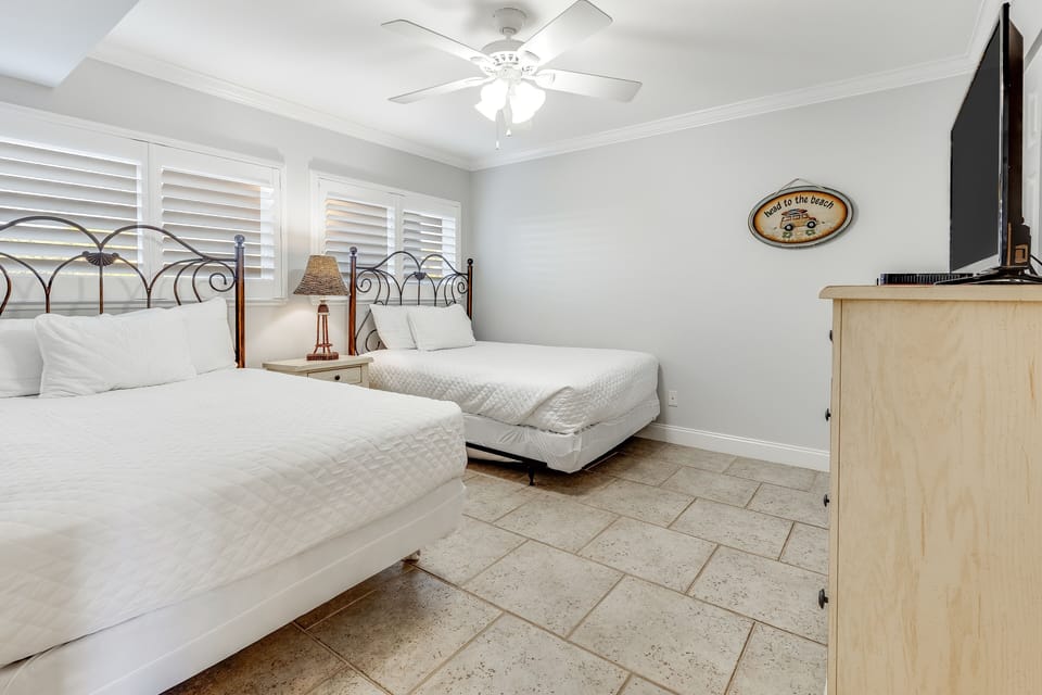 2 full beds in the guest suite
