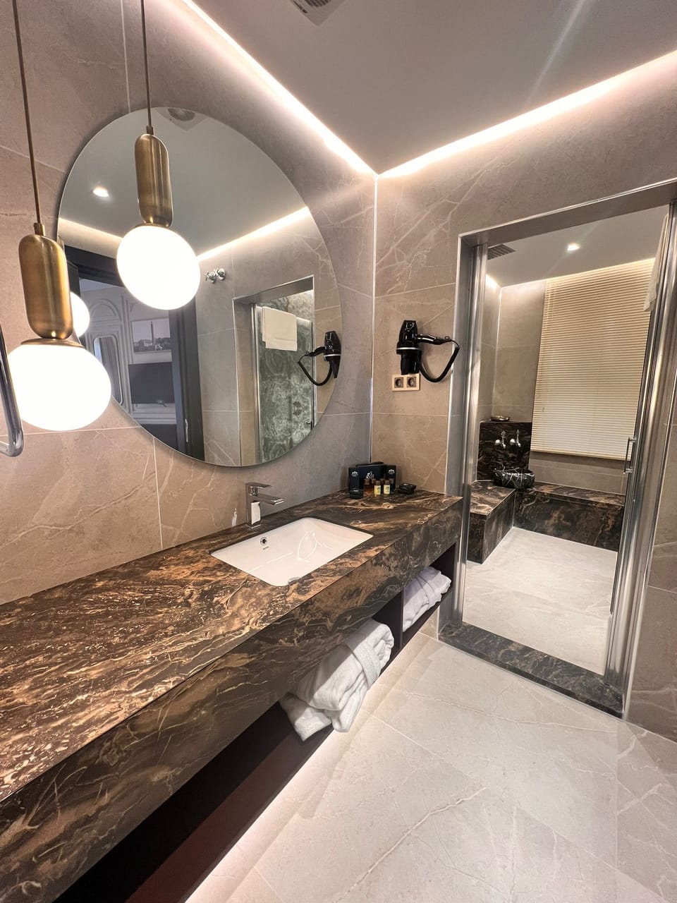 Deluxe Room | Bathroom | Hair dryer, slippers, towels, shampoo