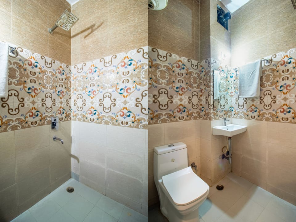 Deluxe Double Room | Bathroom | Shower, bathrobes, slippers, towels