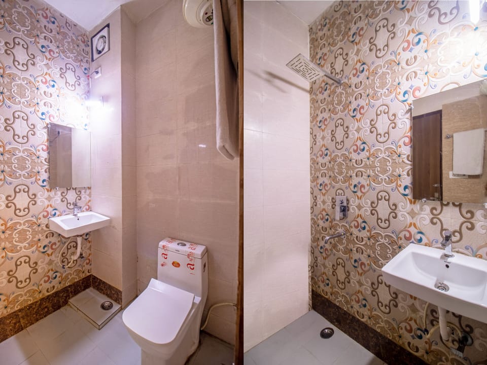 Deluxe Double Room | Bathroom | Shower, bathrobes, slippers, towels