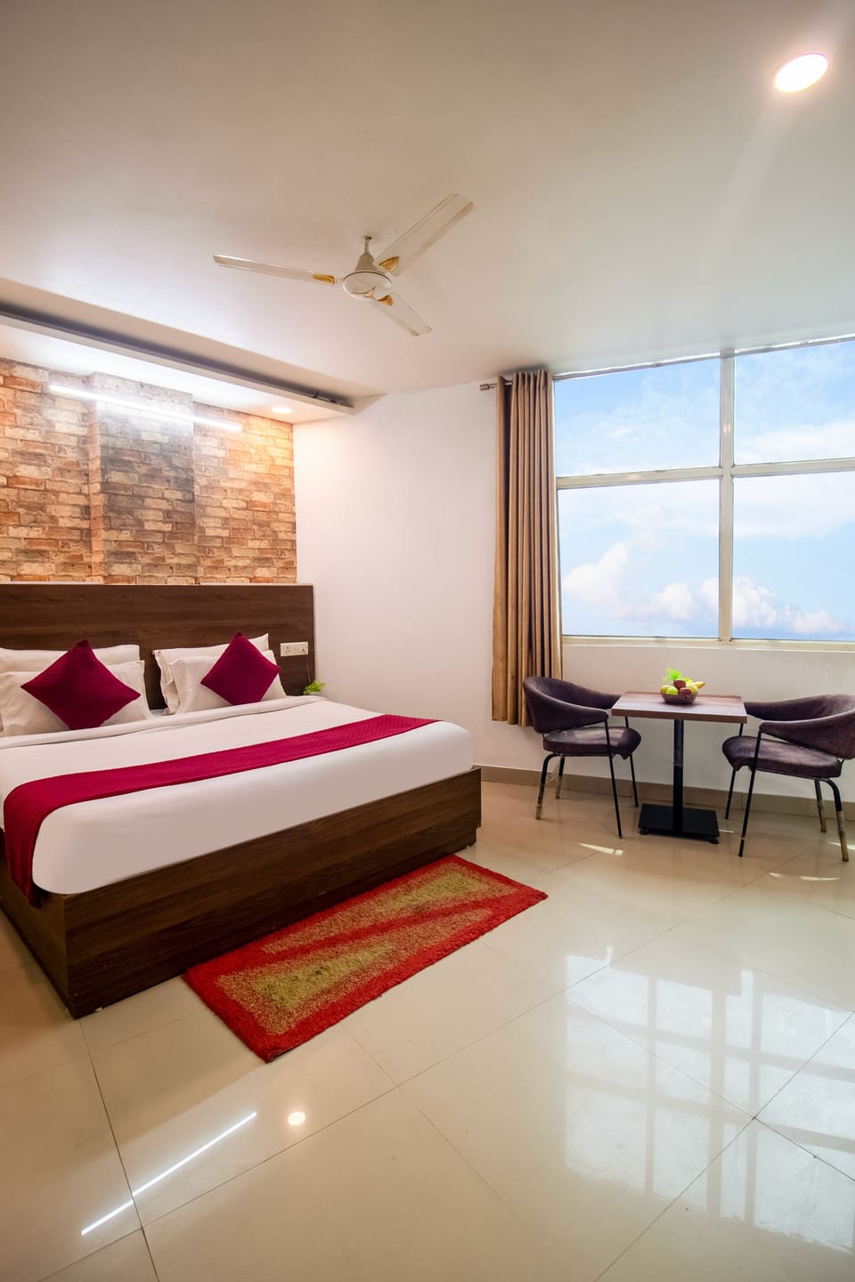 Desk, laptop workspace, soundproofing, free WiFi