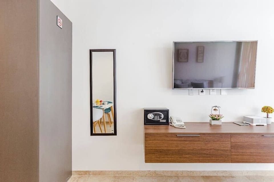Studio | Living area | Flat-screen TV