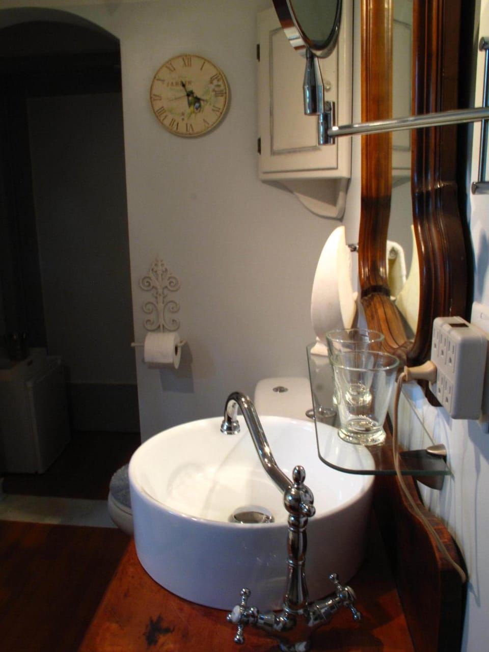 Combined shower/tub, free toiletries, hair dryer, towels