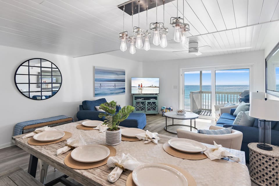 Dining with a VIEW! Seating for 8 in the Dining Room + seating for 4 at the bar area and on the Beachfront Patio