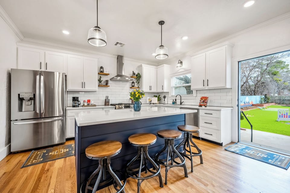 The full kitchen has a kitchen island with bar seating for 4