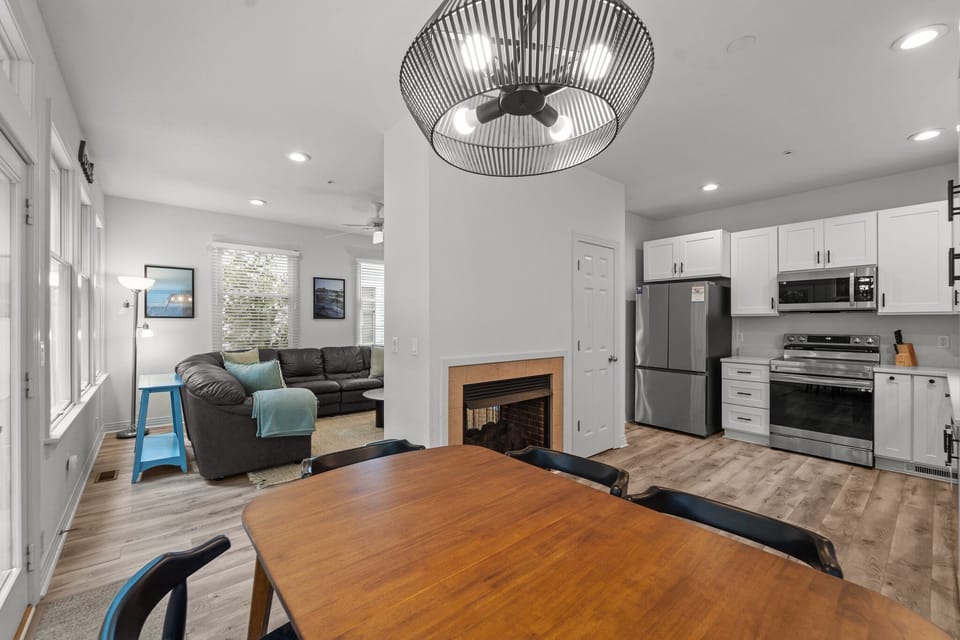 BB43: Walk on Water | Dining Area - Seating for 6, Deck Access