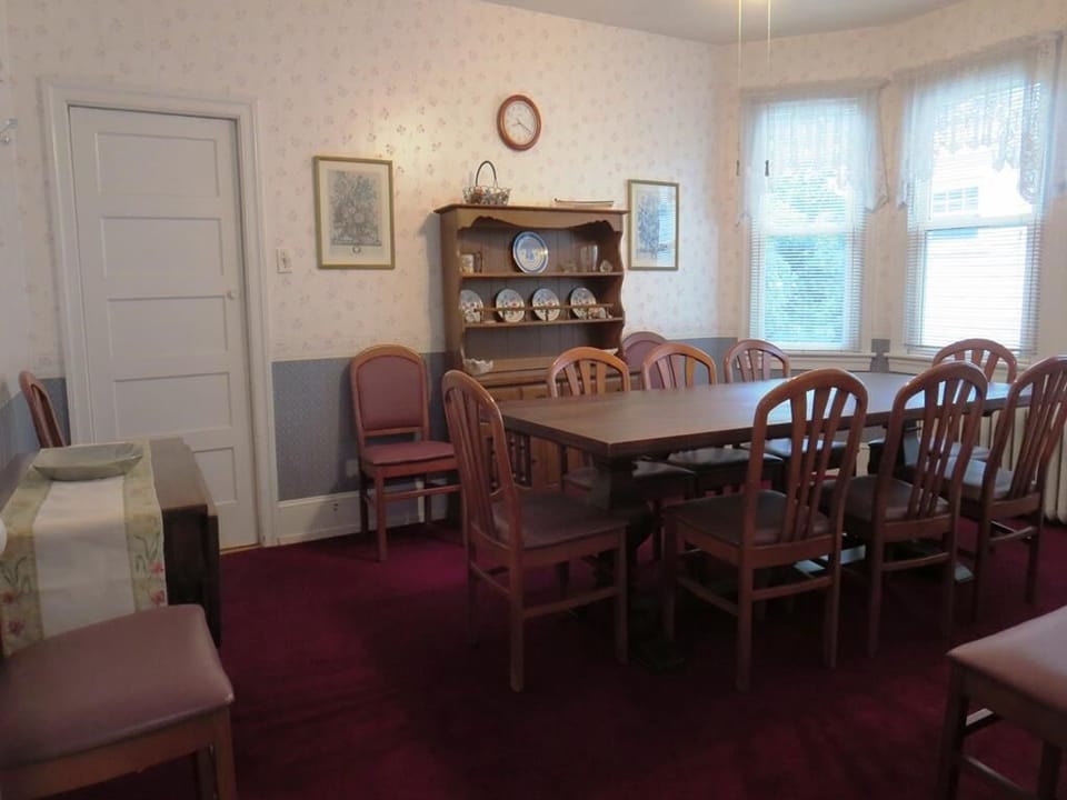 Spacious dining room with ample seating to accommodate large groups, ideal for family meals or celebrations.