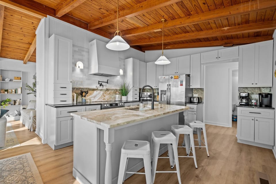 Full kitchen and island with seating for 4.